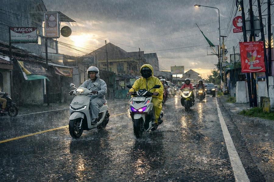 Motor berkendara saat hujan.