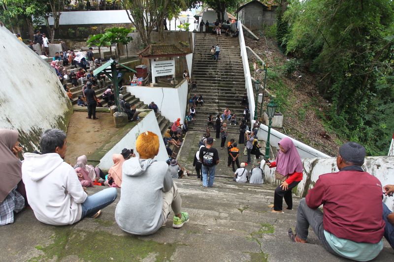 BERSEJARAH: Masyarakat saat berada di kawasan Makam Raja-Raja Imogiri. Nantinya, Disbud Bantul akan mengajukan objek di kawasan cagar budaya sebagai warisan budaya bend
