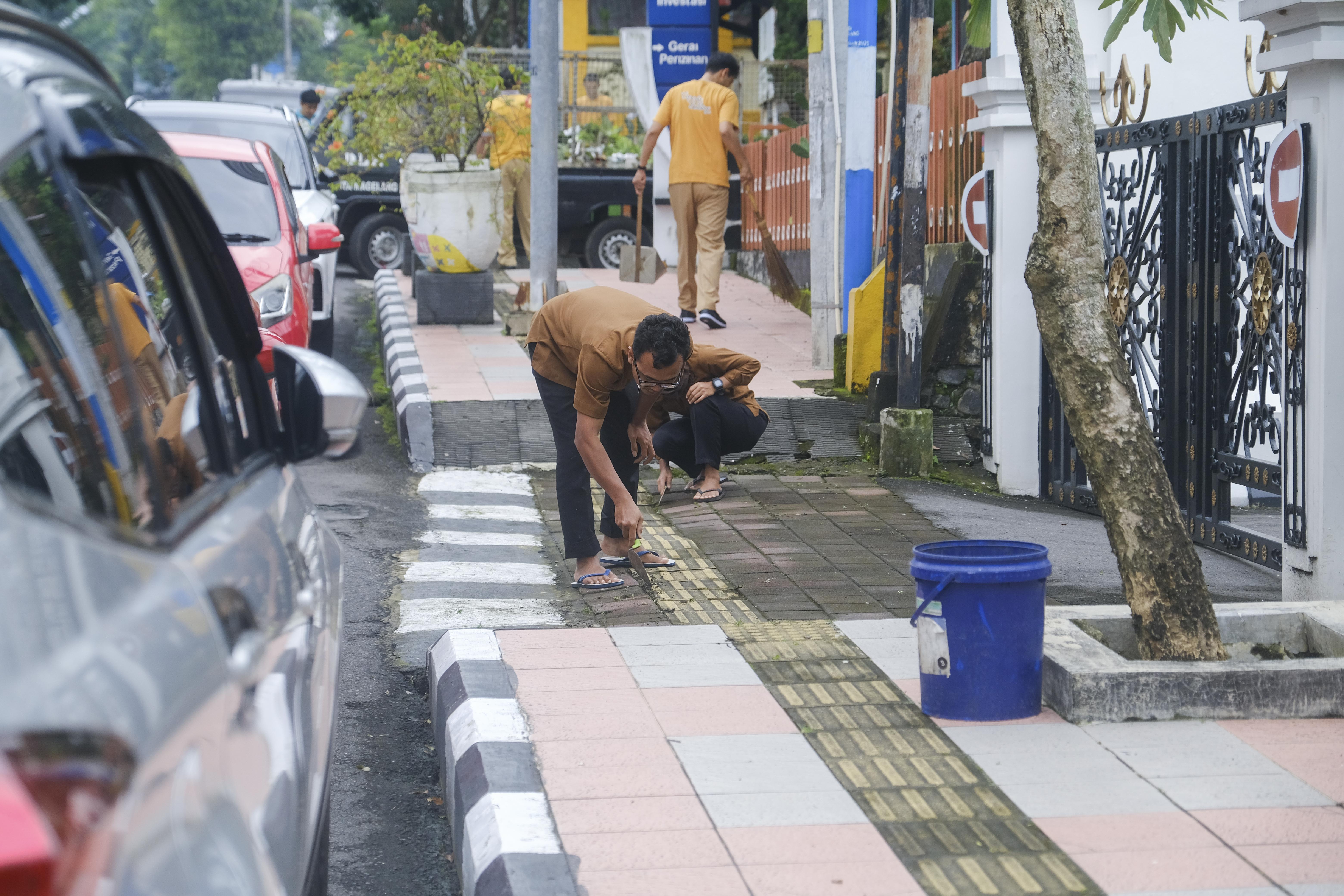 Seluruh elemen masyarakat turun ke jalan untuk mengikuti aksi bersih sampah dalam rangka memperingati HPSN 2026, Selasa (24/2).  &nbsp;