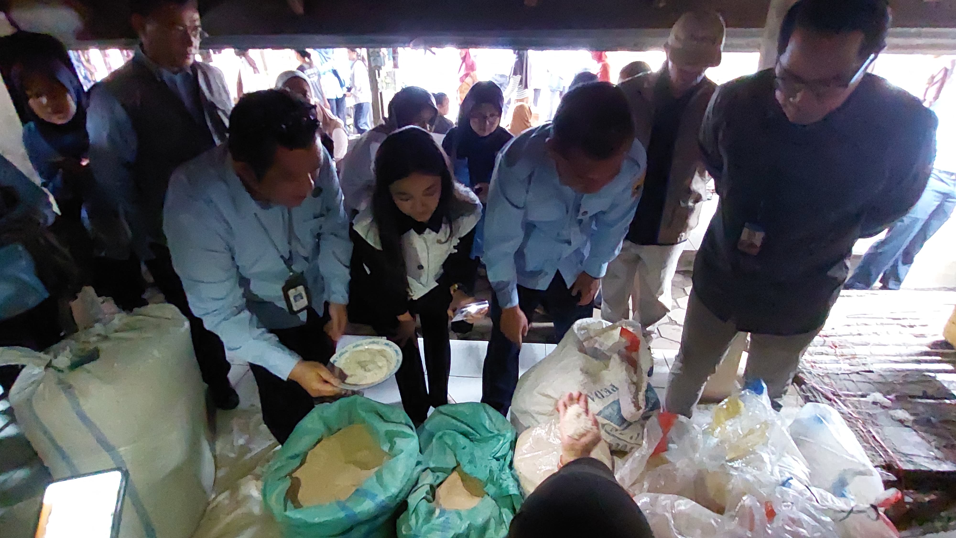 TPID DIJ menanyakan harga kebutuhan pokok ke penjual di Pasar Sewu Galur.