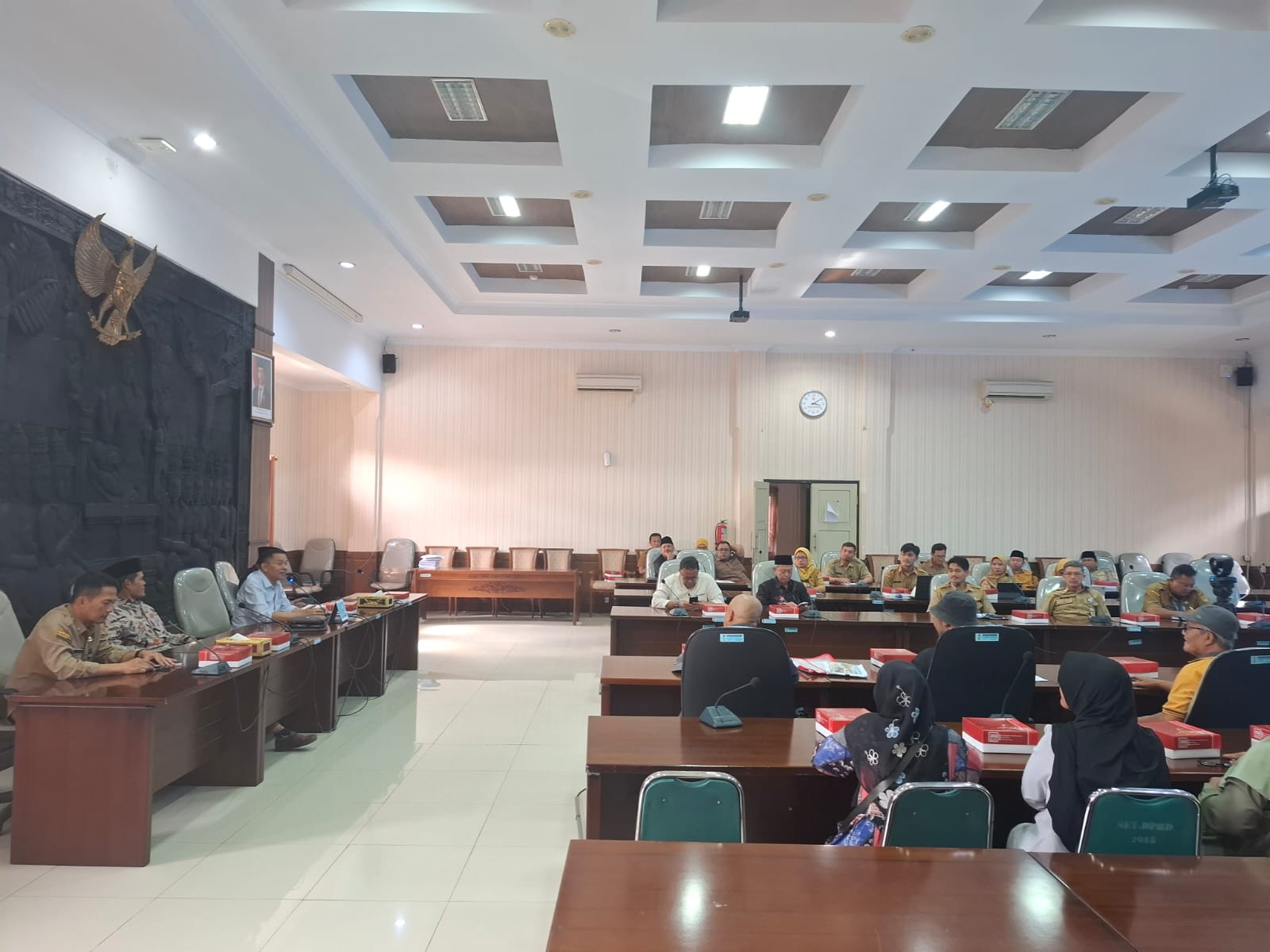 Perwakilan PKL di kawasan Lapangan drh Soepardi mendatangi kantor dewan untuk mengadu soal lapak yang tak kunjung dibangun.