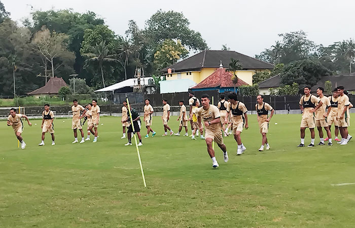 AMBISI TIGA POIN: Para pemain PSS Sleman saat menjalani latihan rutin di Lapangan Pakembinangun, Sleman.