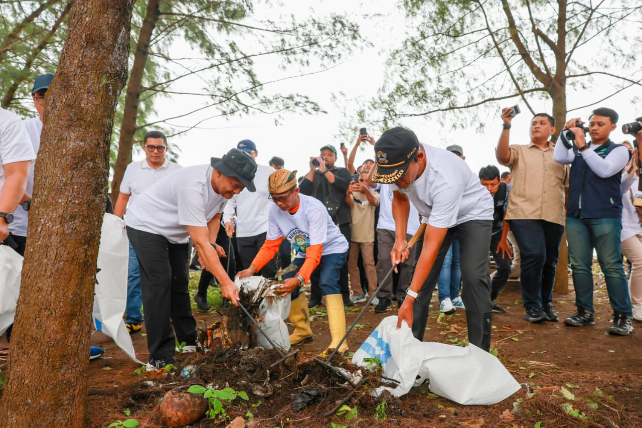 Gubernur Jawa Tengah, Ahmad Luthfi bersama wakil Gubernur Taj Yasin mencanangkan Gerakan Jawa Tengah ASRI (Aman, Sehat, Resik &amp; Indah)