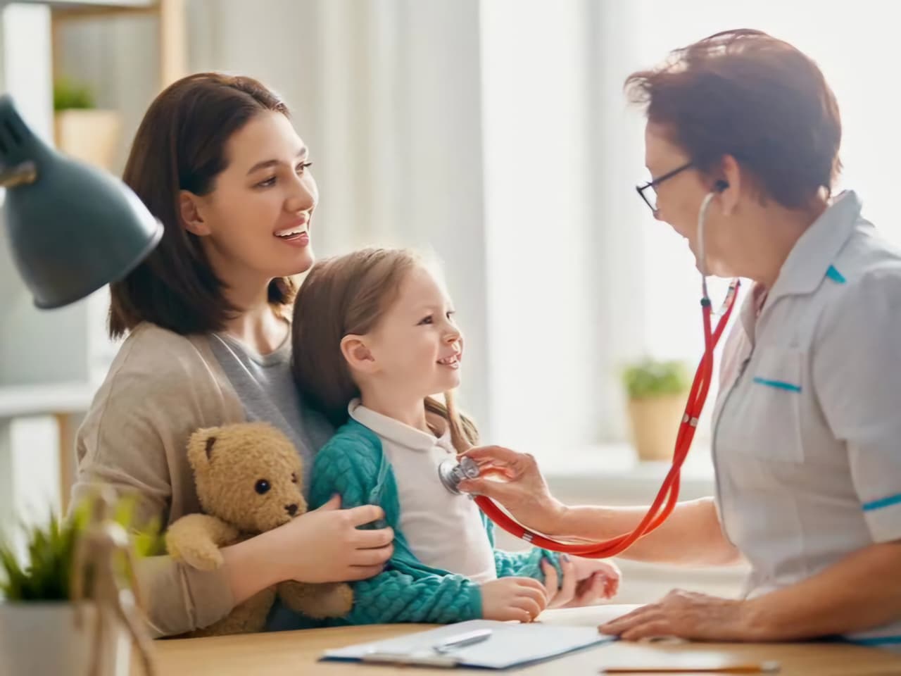 Pemeriksaan kesehatan anak di fasilitas medis sebagai upaya deteksi dini gangguan kesehatan (sumber: Pinterest)