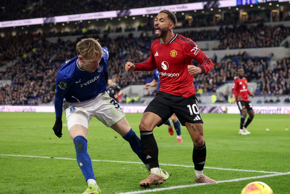 Matheus Cunha merayakan golnya di depan wajah James Garner setelah mendapatkan tendangan gawang dalam kemenangan 1-0 Manchester United atas Everton.