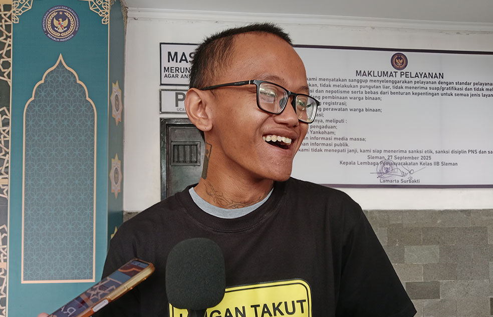 LEGA: Perdana Arie Putra Veriasa didampingi Penasihat Hukumnya Muhammad Rakha Ramadhan saat keluar dari Lapas Cebongan, Sleman, Selasa (24/2) pukul 09.04.