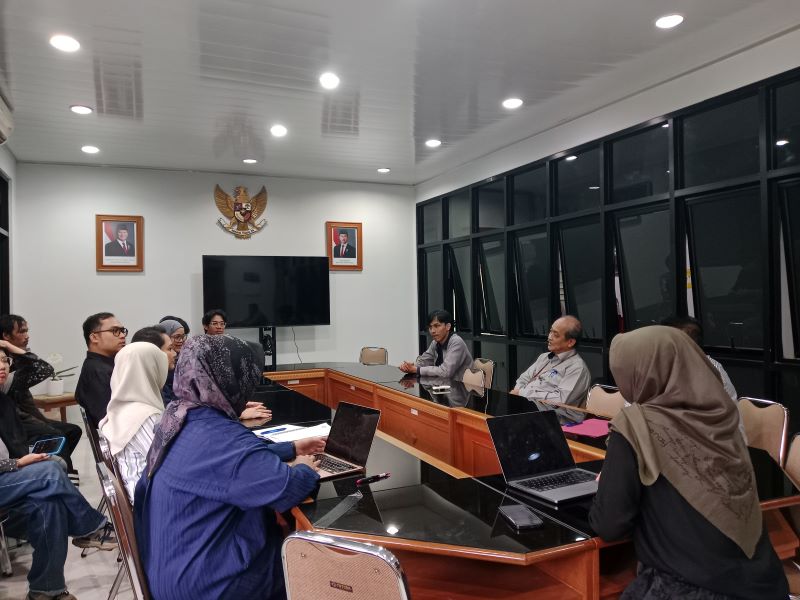 PROSEDUR KAMPUS: Rapat pembahasan oleh jajaran pegawai UNY terkait sidang etik yang harus dijalani Perdana Arie Rabu (25/2).