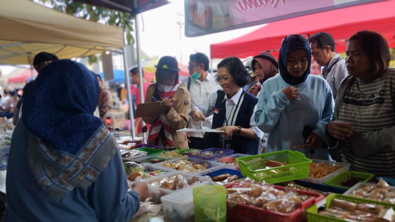 BBPOM DIY mengambil sampel makanan penjual jajanan pasar di Pasar Bantul Rabu (25/2)