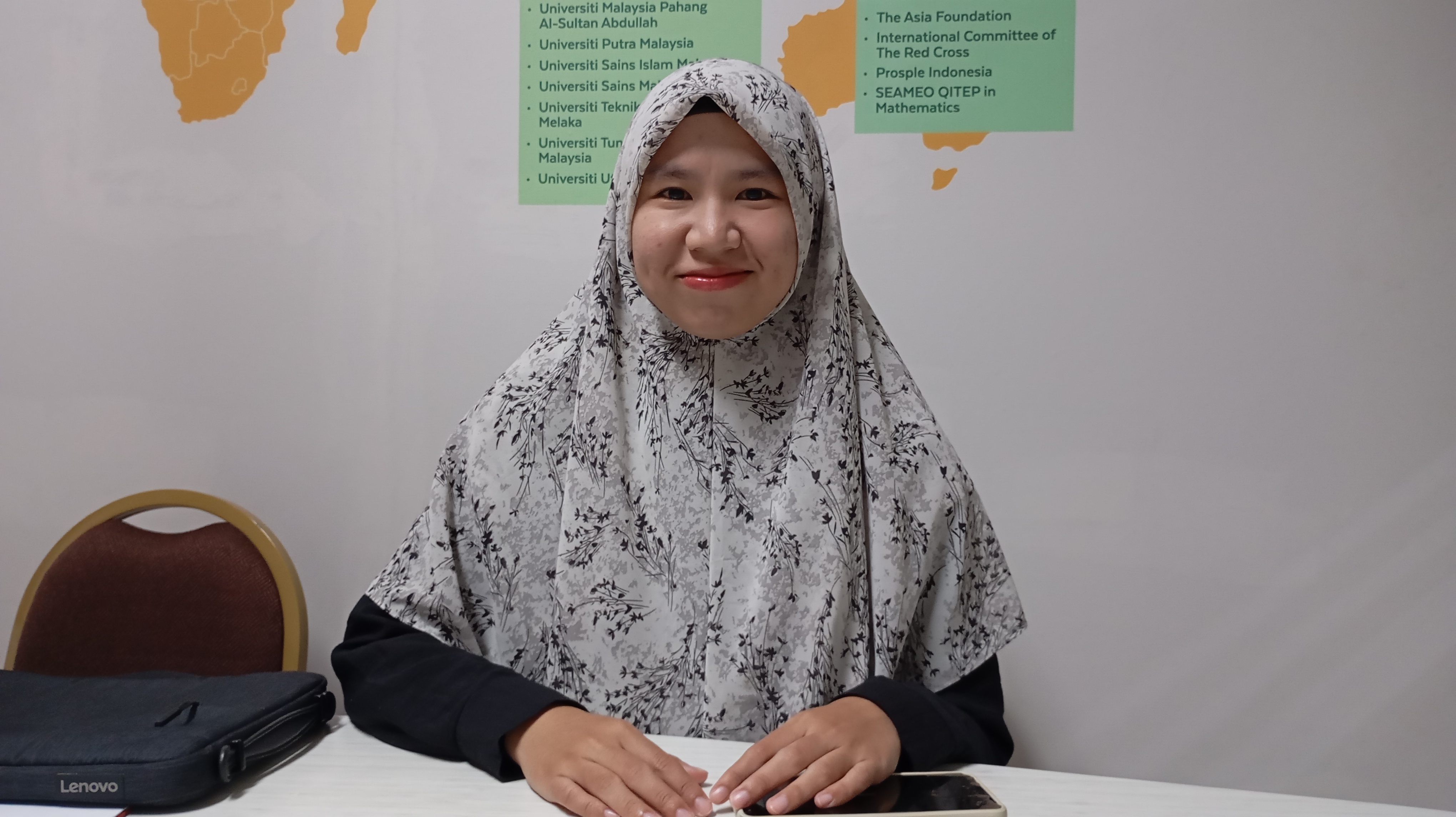 CARI PENGALAMAN: Siti Aisyah mahasiswa UIN Sunan Kalijaga asal Tailan yang miliki misi mencari takjil dan buka bersama di Kampung Ramadan Jogokariyan. 