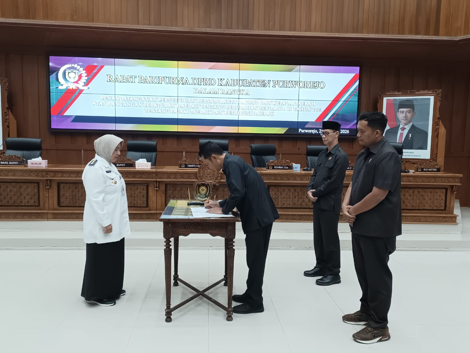 Ketua DPRD Purworejo Tunaryo menandatangani nota persetujuan atas perubahan Peraturan Daerah (Perda) Nomor 11 Tahun 2023 tentang Pajak Daerah dan Retribusi Daerah (PDRD), Rabu (25/2). (M Hafied/Radar 