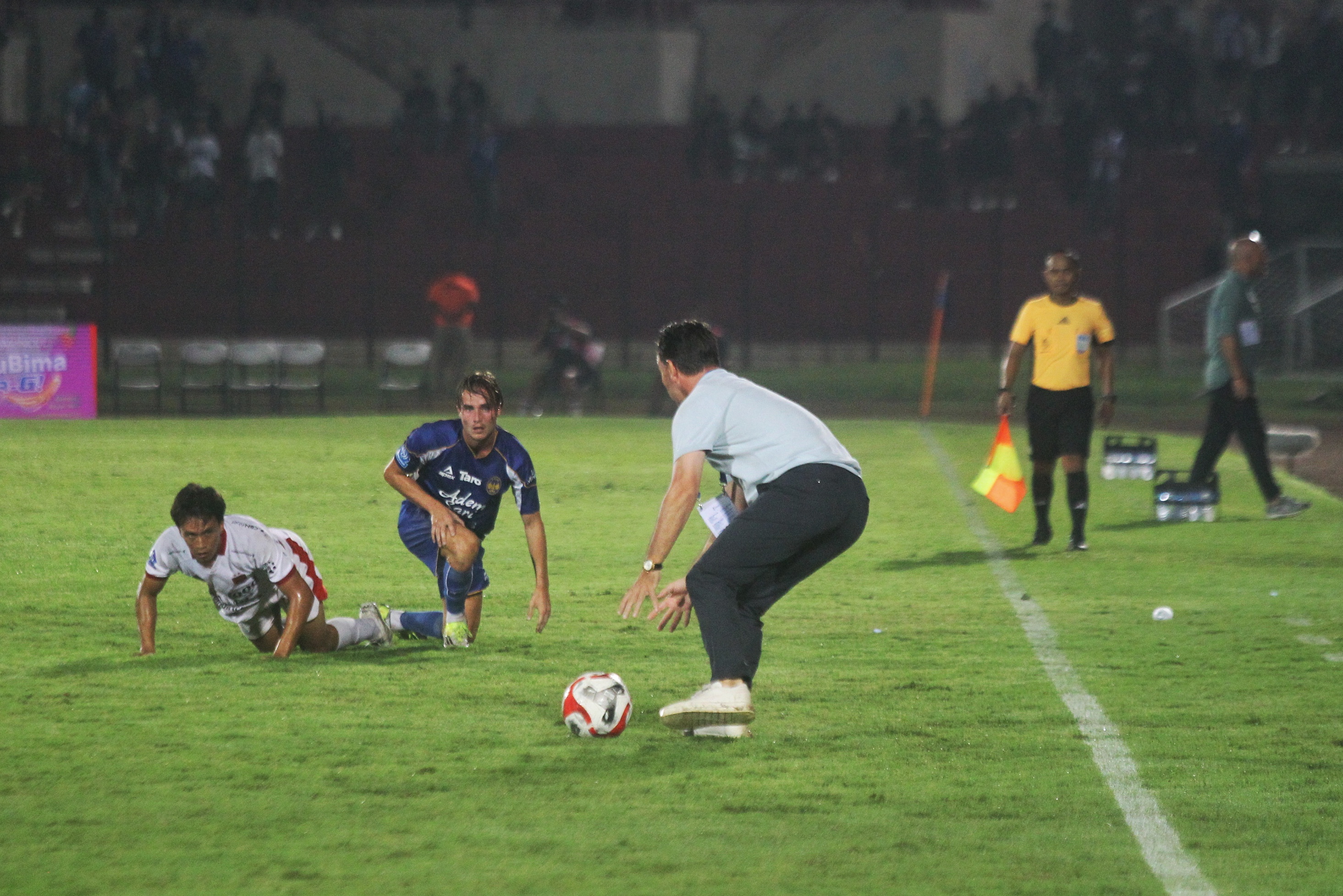 Pelatih PSIM Jogja van Gastel mengambil bola untuk mempercepat permainan saat melawan Bali United
