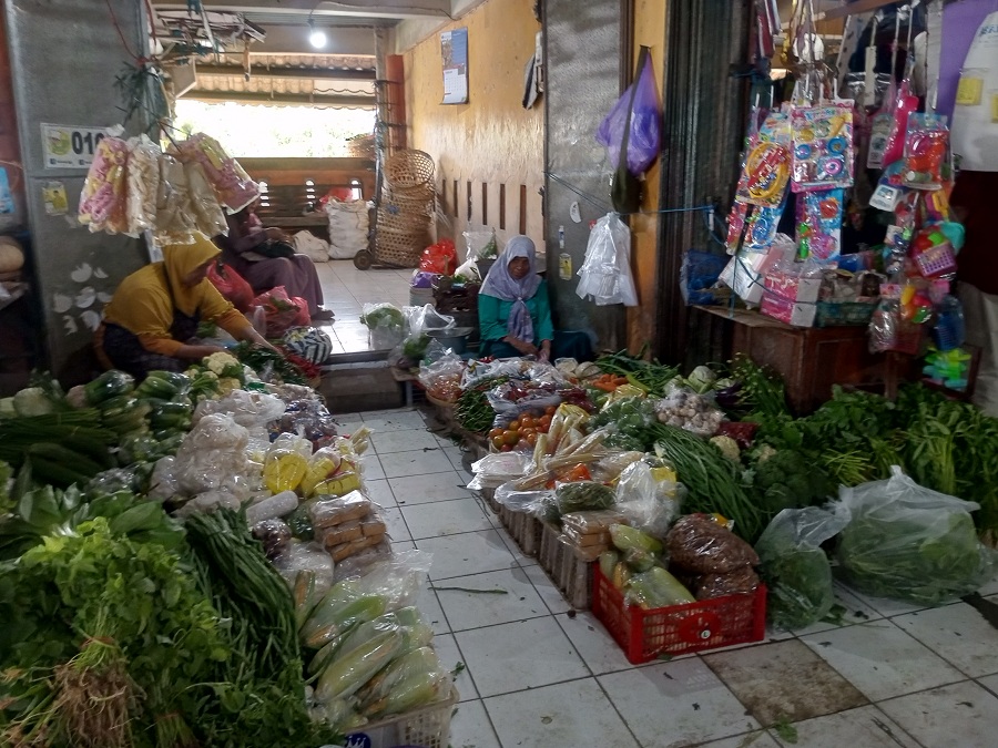 LESU: Sutingah saat ditemui di lantai dua Pasar Argosari. Ia sedang duduk menunggu pembelinya datang.&nbsp;