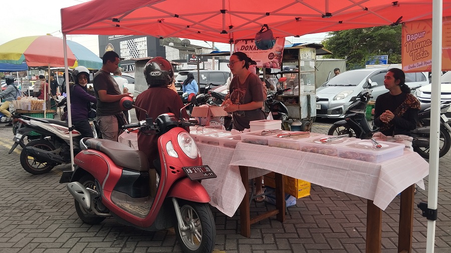 KUDAPAN BERBUKA: Pedagang di Pasar Ramadan di Pasar Bantul sedang menjual dagangan takjil Rabu (25/2/2026).