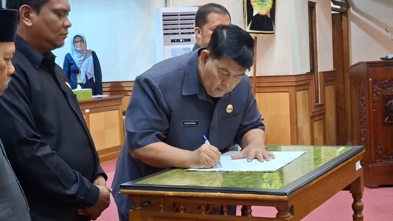 REVISI: Bupati Kulon Progo menandatangani revisi perda retribusi dan pajak daerah.&nbsp;