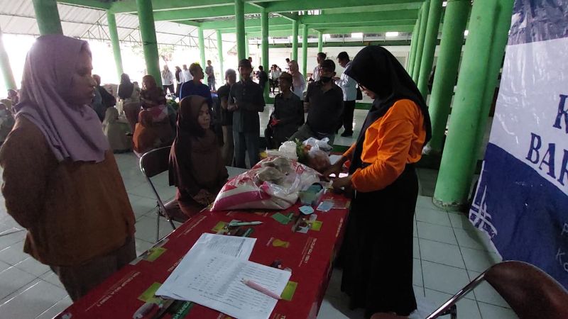 ANTRE: Penerima bantuan mendapat giliran pengambilan dengan memperlihatkan kartu identitas.&nbsp;