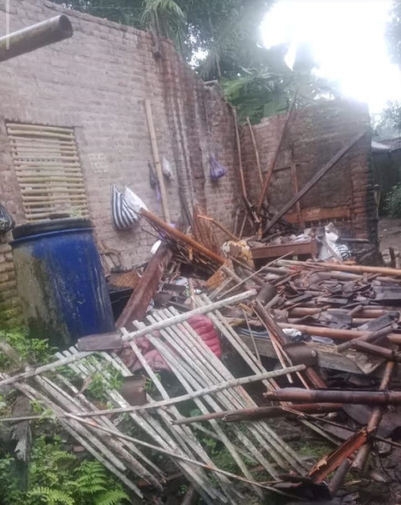 AMBRUK: Salah satu rumah warga yang terdampak gempa Pacitan Jumat (6/2) 