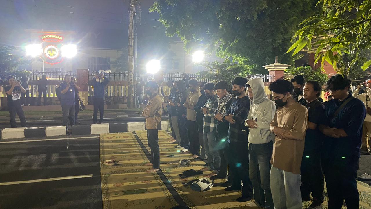 Peserta aksi di depan Mapolda DIY Salat Ghaib mendoakan korban anak yang dibunuh Brimob di Tual Maluku, Selasa (24/2/2026). 