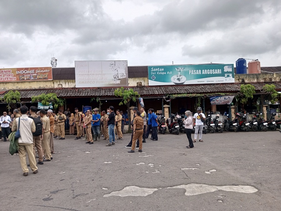 ASN Dinas Perdagangan dan Tenaga Kerja Gunungkidul sedang melakukan kegiatan operasi pasar di Pasar Argosari saat bulan Ramadan berlangsung.