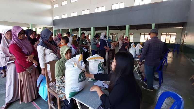 ANTRE: Penerima bantuan pangan dari pemerintah pusat mengambil jatah mereka.&nbsp;