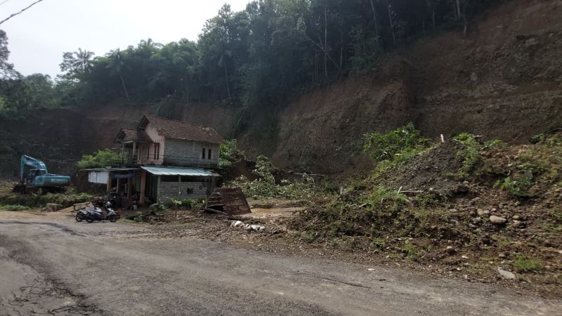 KHAWATIR: Masyarakat Padukuhan Pantog Kulon melihat tebing setinggi 30 meter yang rawan longsor.&nbsp;