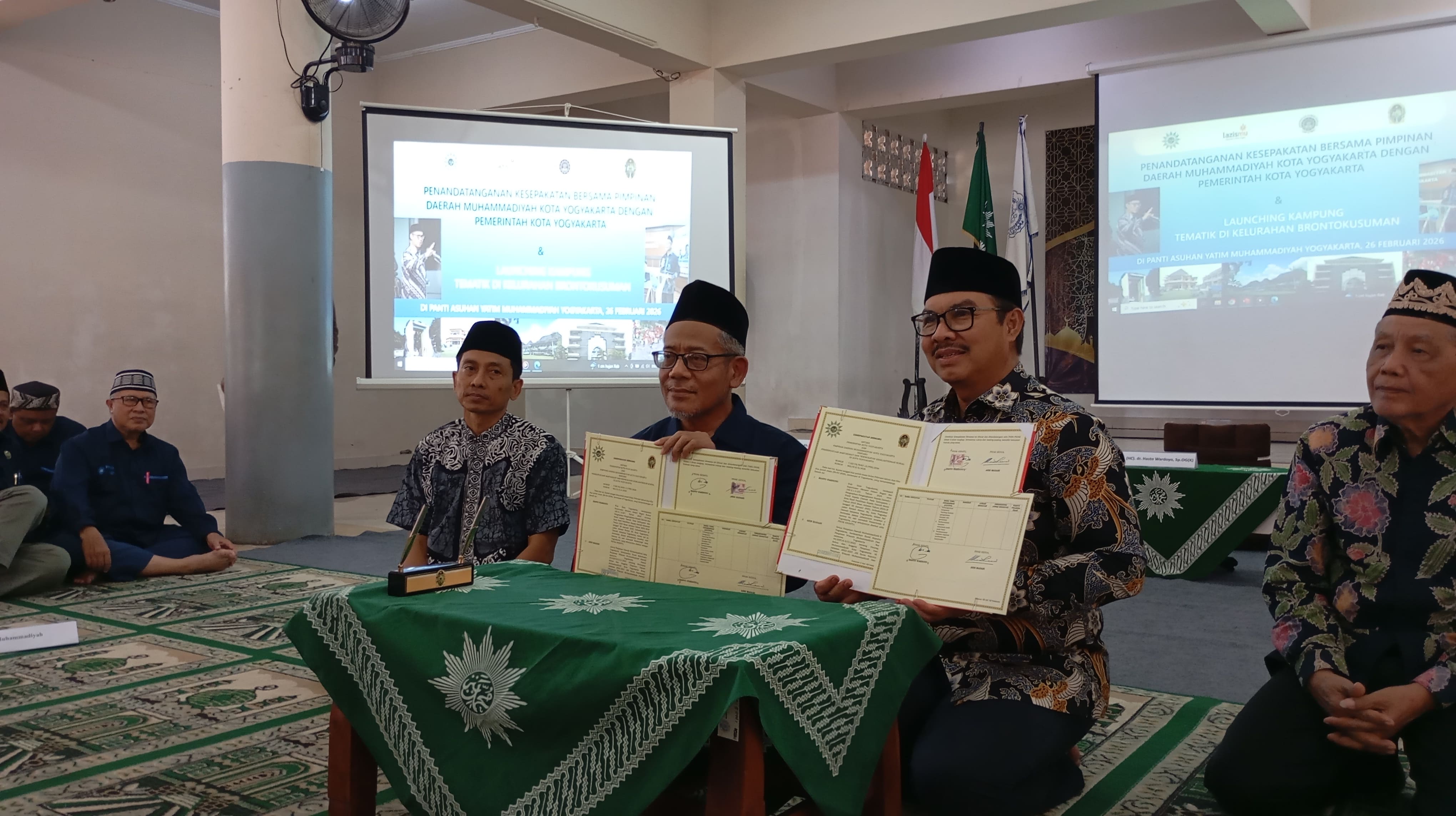 Wali Kota Jogja Hasto Wardoyo dan Ketua PDM Muhammadiyah Kota Jogja Aris Madani seusai menandatangani kerjasama di Panti Asuhan Yatim Putra Muhammadiyah, Kamis (26/2/2026).  &nbsp;