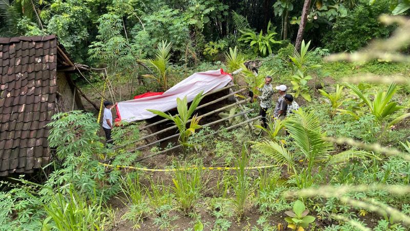 Perwakilan Pemkal dan Kapanewon meninjau lokasi sinkhole di Padukuhan Popohan, Kalurahan Banjararum.&nbsp;