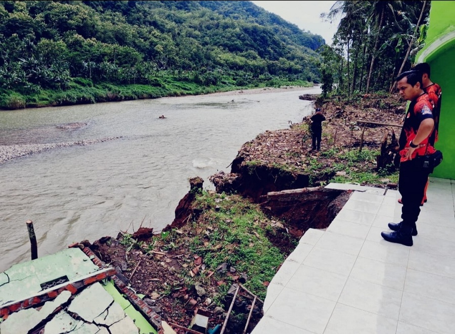 Lokasi Musala Adzikri yang ambrol.  &nbsp;
