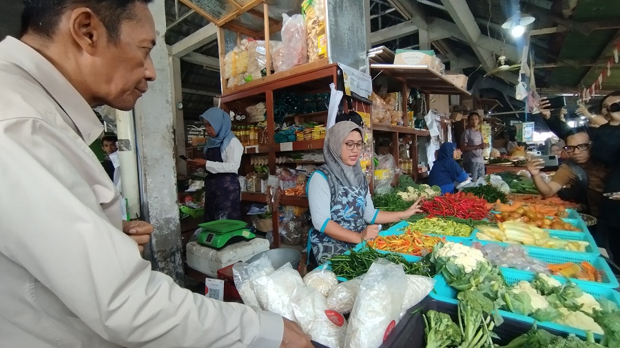 PEMANTAUAN: Wakil Bupati Bantul Aris Suharyanta sedang memantau harga bahan pokok di Pasar Bantul Kamis (26/2/2026)  