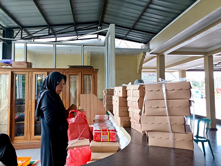 BERBAGI : Panitia amaliah ramadan Masjid Agung Kebumen menyiapkan menu buka puasa bersama untuk dibagikan kepada masyarakat secara gratis. (M Hafied/Radar Jogja)