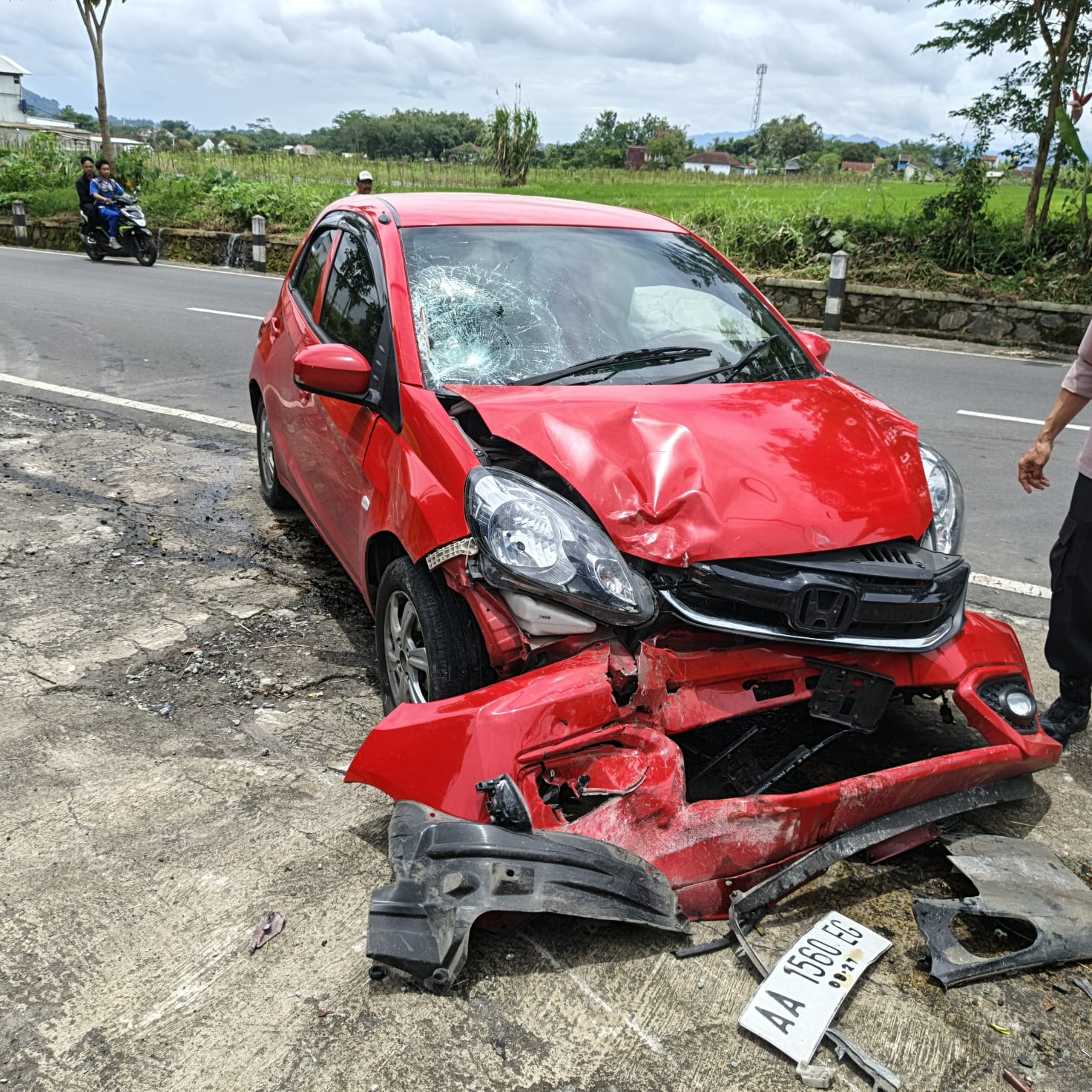 Kecelakaan yang mengakibatkan mobil dan motor terjadi di Bandongan, Kamis (26/2).
