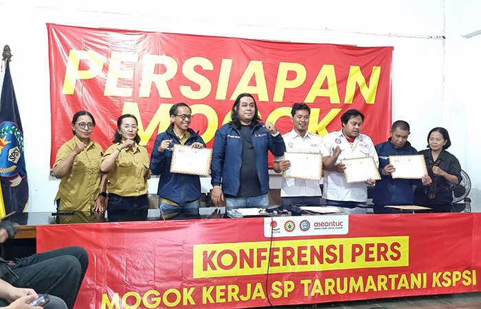 IKUTI PROSEDUR HUKUM: Persiapan aksi mogok karyawan PT Taru Martani disampaikan di Kantor DPD KSPSI DIJ di kawasan Bintaran Jogja, kemarin (26/2).