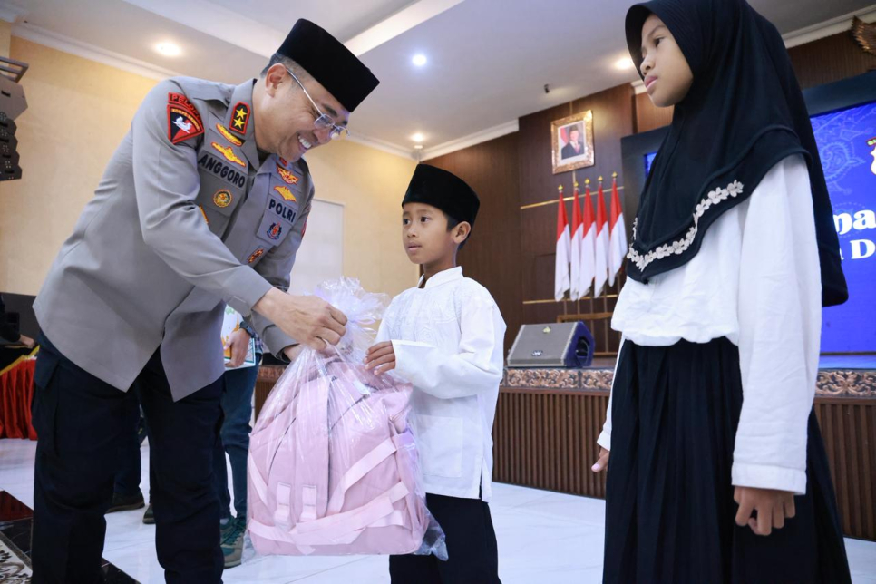 SANTUNAN: Selain buka puasa puasa bersama, Kapolda DIY&nbsp;Irjen Pol Anggoro Sukartono juga memberikan santunan kepada anak-anak dari Panti Asuhan Yatim Piatu Al Dzikro, Bantul.