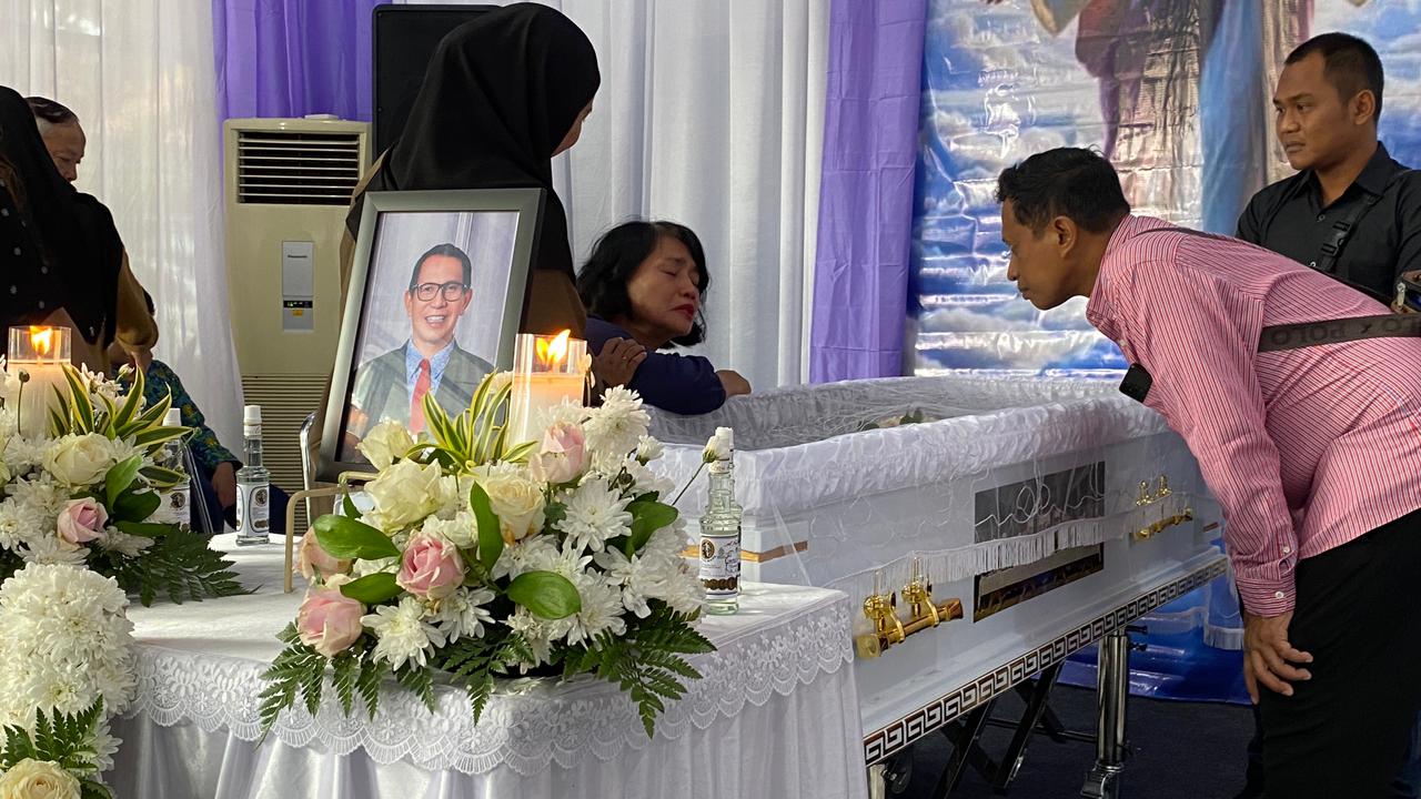 Istri John Tobing Dona Ellis Herawati Hutabarat mendampingi jenazah suaminya saat disemayamkan di Rumah Duka Arimatea RS Bethesda, Jogja, Kamis (26/2).