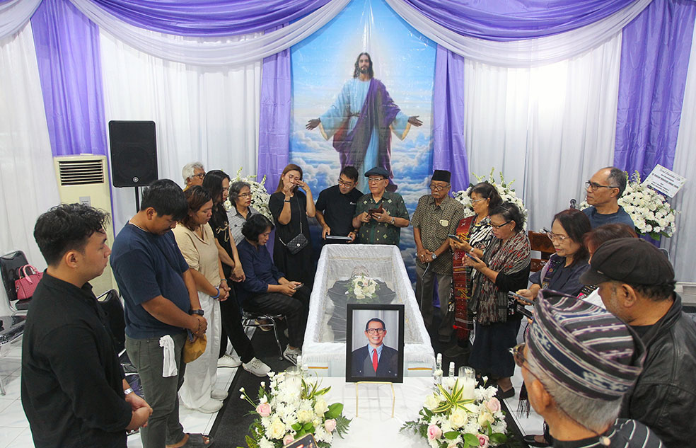 Keluarga berkumpul dan berdoa mengelilingi jenazah mendiang John Tobing di Rumah Duka RS Bethesda &ldquo;Arimatea&rdquo;, Kota Jogja, kemarin (26/2). 
