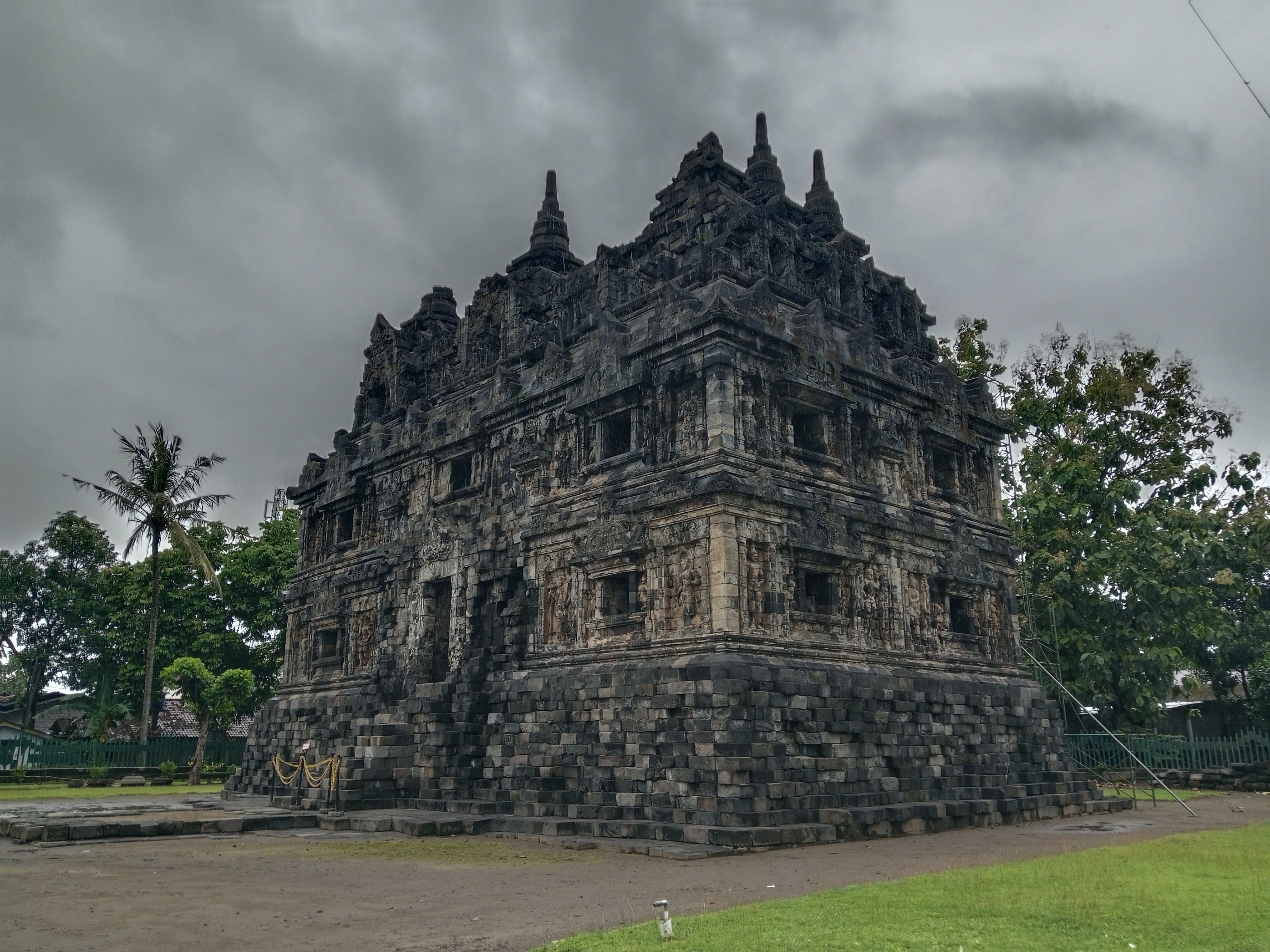 Mengenal Candi Sari: Bangunan Suci Bercorak Budha yang Bertahan di Tengah Modernitas Pemukiman Kalasan