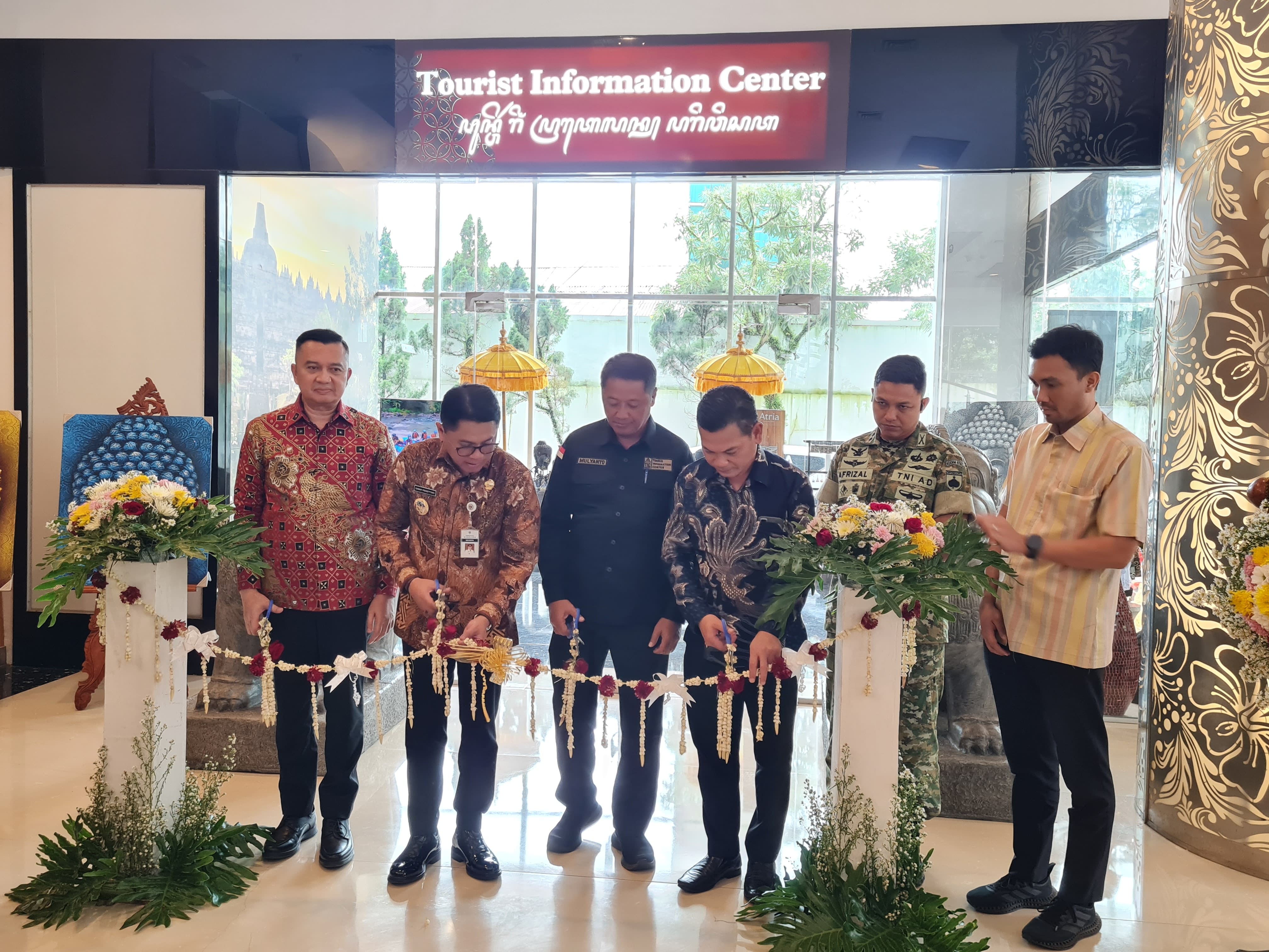 Wali Kota Magelang beserta manajemen Atria Hotel saat meresmikan TIC, Jumat (27/2).