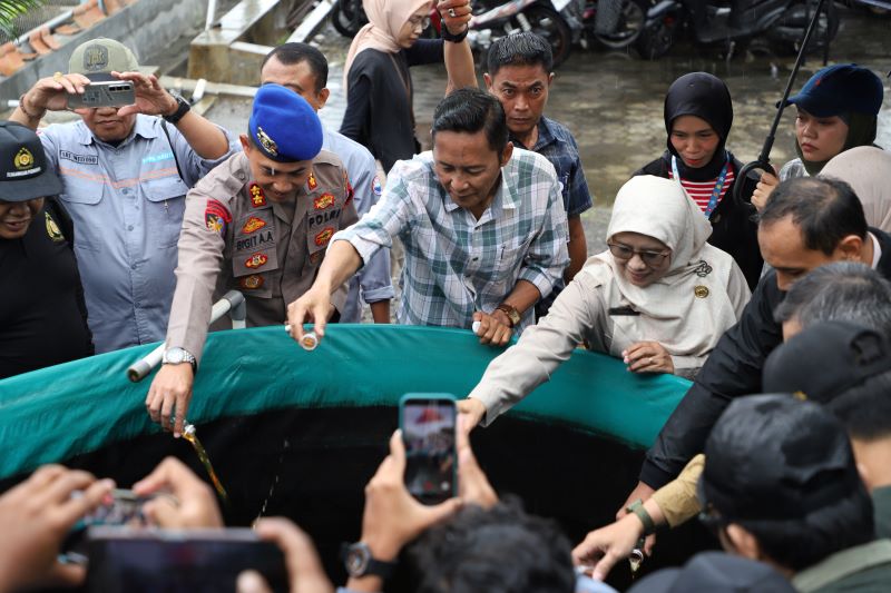 JAGA IKAN LOKAL: Wakil Bupati Bantul Aris Suharyanta sedang memusnahkan ikan asing invasif di BBI Barongan Ngentak, Sumberangung, Jetis Jumat (27/2).