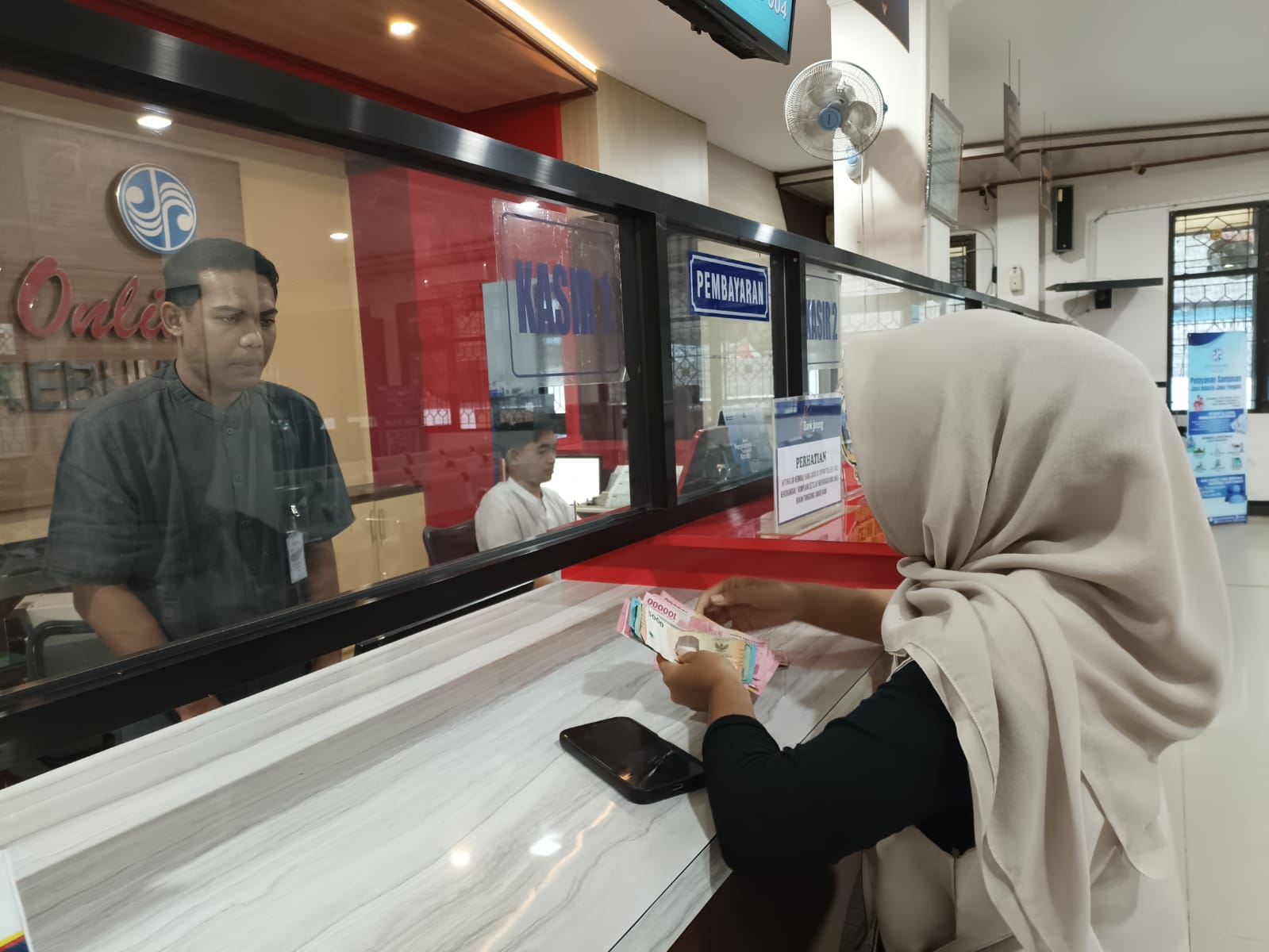 Masyarakat Kebumen merespon positif program relaksasi pajak kendaraan bermotor sebesar 5 persen. (M Hafied/Radar Jogja)  &nbsp;