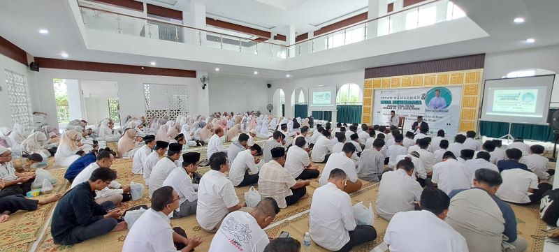 KHUSYUK: Orang tua siswa SDIT Luqman Al Hakim mengikuti iftar dan doa bersama Jumat (27/2).