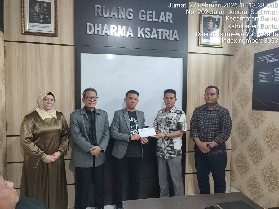SIMBOLIS: Ormas Brigade Joxzin mendatangi Polres Bantul memberikan surat permohonan segera pengungkapan kasus pembunuhan di Sedayu.