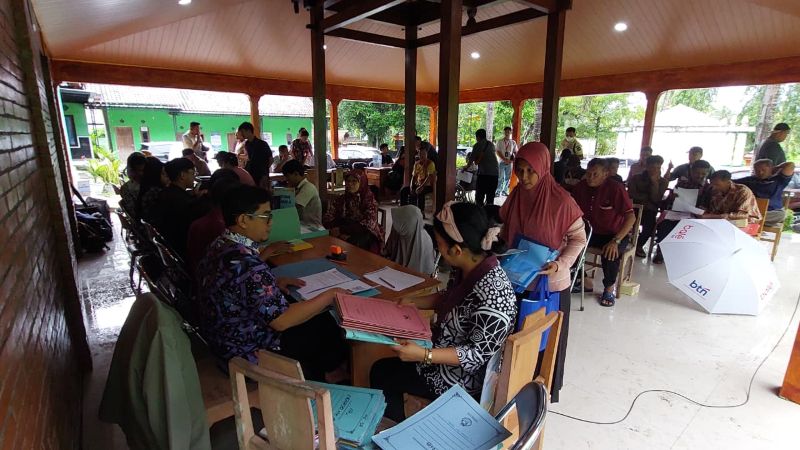 SIMBOLIS: Penerima ganti untung mengantri untuk validasi pencairan ganti untung.&nbsp;