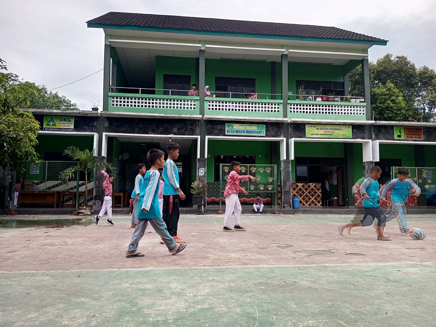 JAM ISTIRAHAT: Sejumlah siswa sedang bermain di area lingkungan sekolah SDN Wonosari 1.