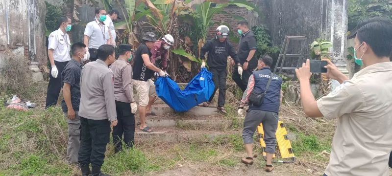 Polisi mengevakuasi dua jenazah perempuan yang ditemukan di lubang bekas asrama polisi terbengkalai Desa Rejoagung, Kecamatan Ploso, Jombang, Jawa Timur.