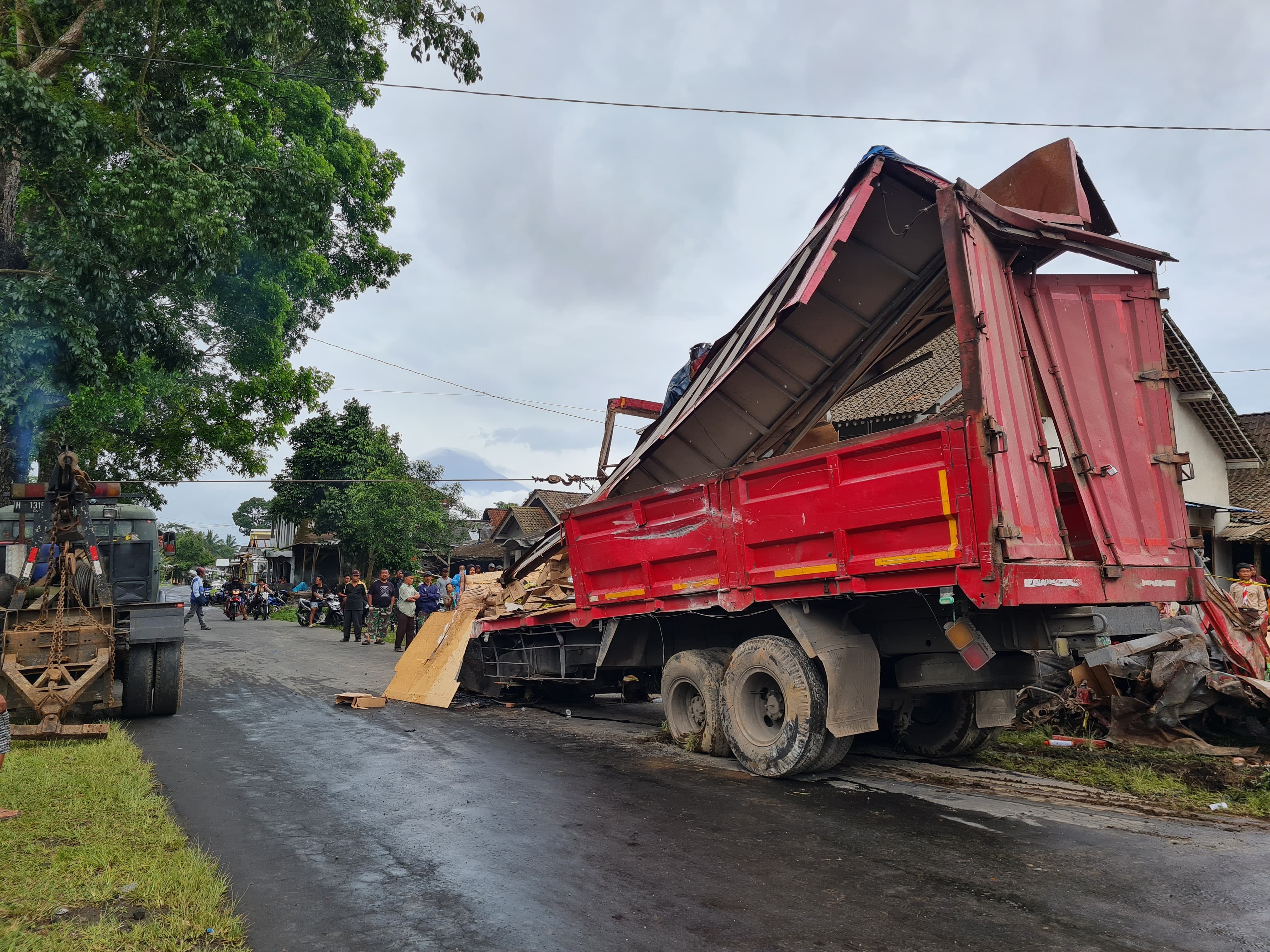 Tim SAR gabungan berupaya mengevakuasi pengemudi truk yang tertimbun reruntuhan bangunan, Jumat (27/2).