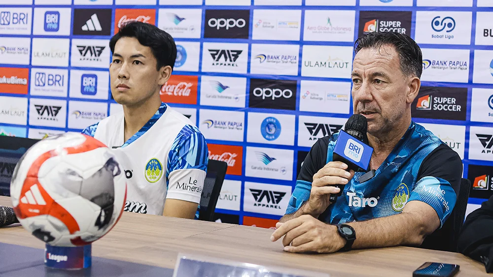 Pelatih PSIM Jogja, Jean-Paul van Gastel didampingi oleh Yusaku Yamadera dalam sesi pers pre-match BRI Super League 2025/26 melawan PSBS Biak di Stadion Maguwoharjo
