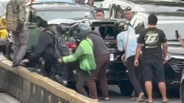 Mobil lawan arah di Jakpus menabrak sejumlah kendaraan. (Dok. Video Viral)