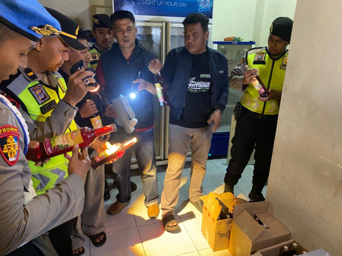 Jajaran Sat Samapta Polres Bantul melakukan pengecekan di Outlet (Dok. Polres Bantul)