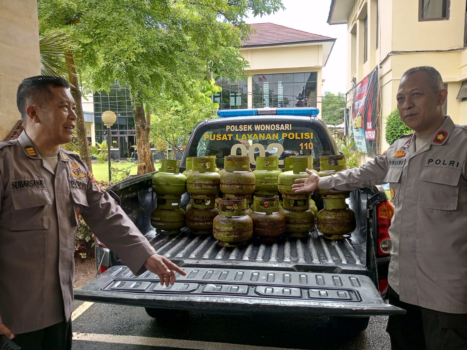 Kapolsek Wonosari Kompol Triwibawa sedang menunjukkan barang bukti berupa 28 tabung gas LPG 3 Kg kepada wartawan.