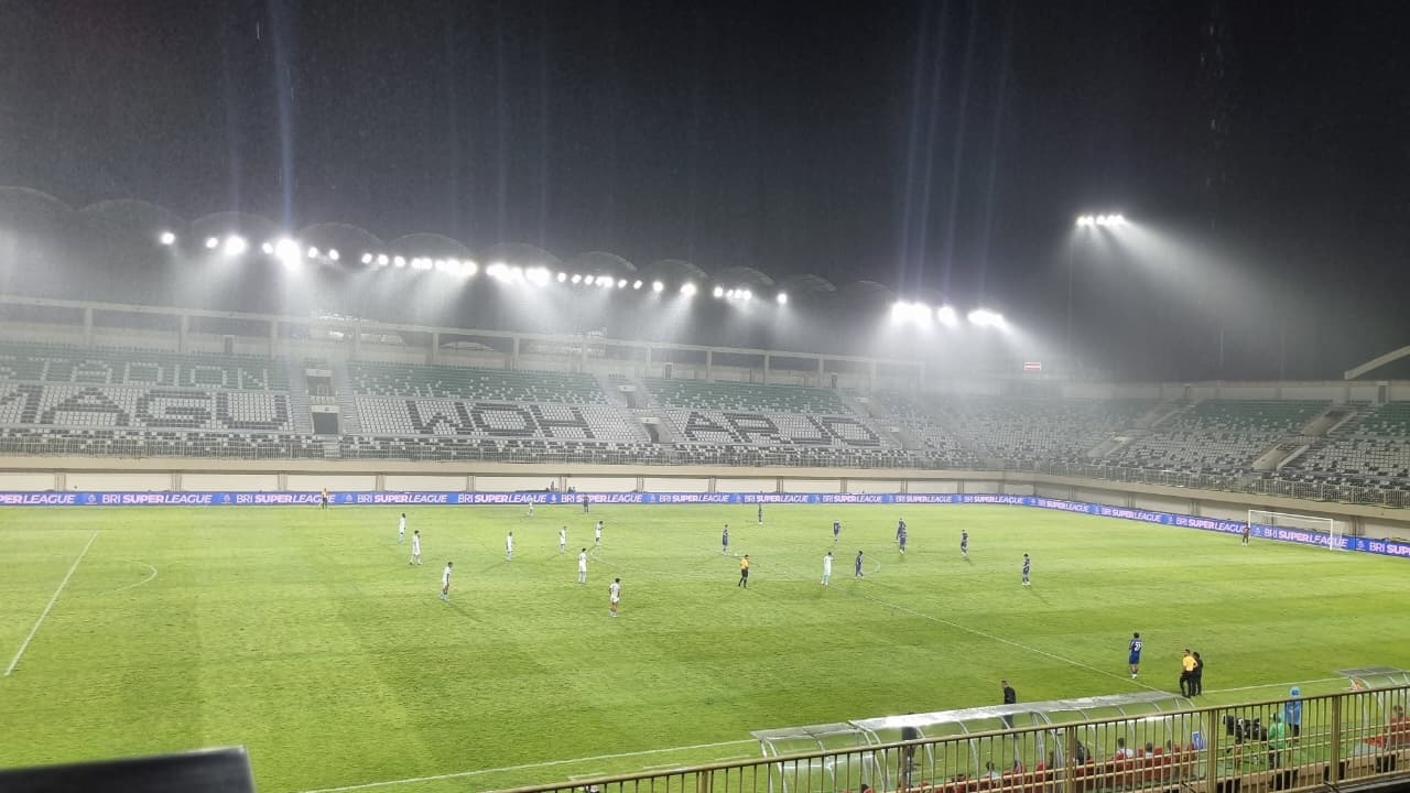 Pertandingan antara PSIM Jogja melawan PSBS Biak di Maguwoharjo International Stadium (MagIS), Jumat (27/2) malam.
