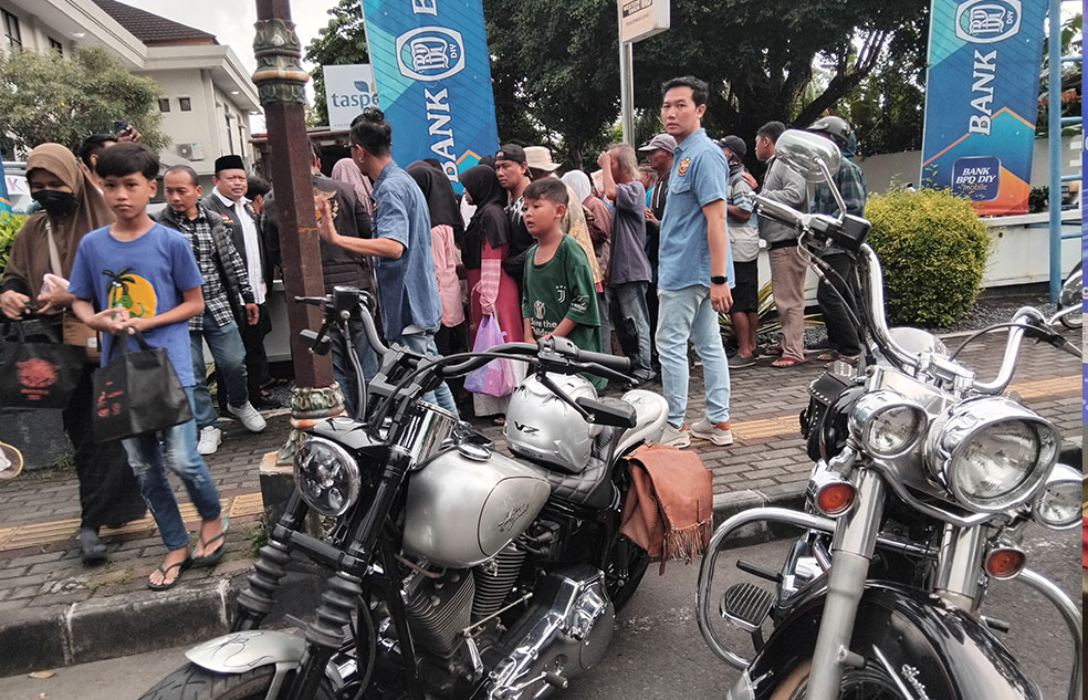 BERBAGI: Para anggota HDCI Bantul saat membagikan takjil, Sabtu (28/2) sore.